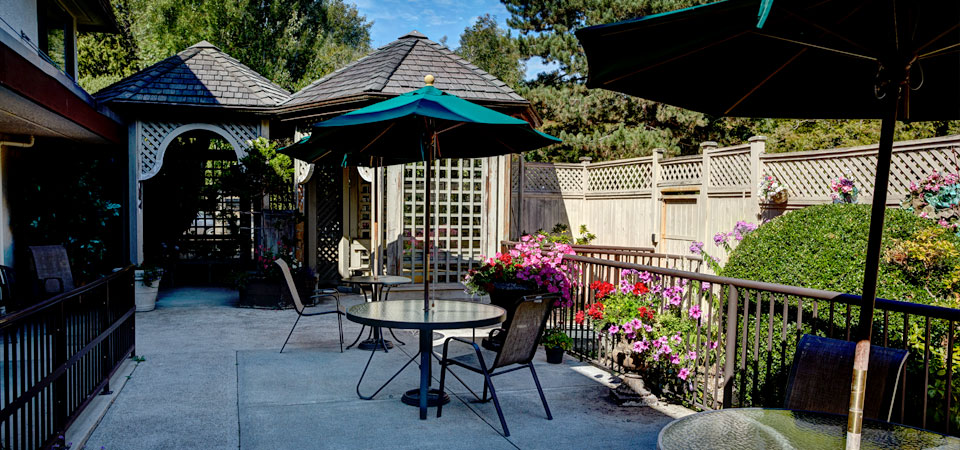 Backyard gazebo and lounging patio area | Kopernik Lodge